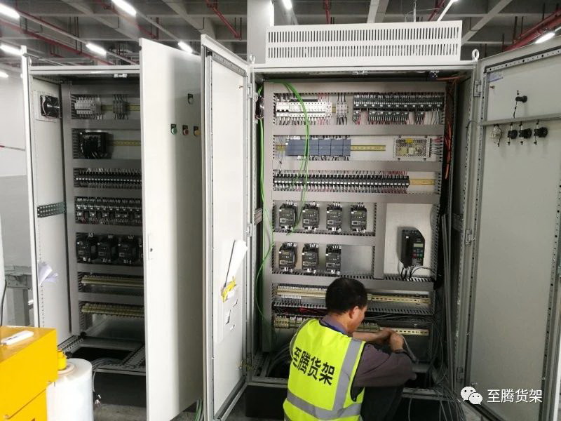 九游体育科技：四向车自动化立体库进行调试