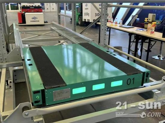 杭叉智能亮相LogiMAT2025：技术领航全球智慧物流(图2)